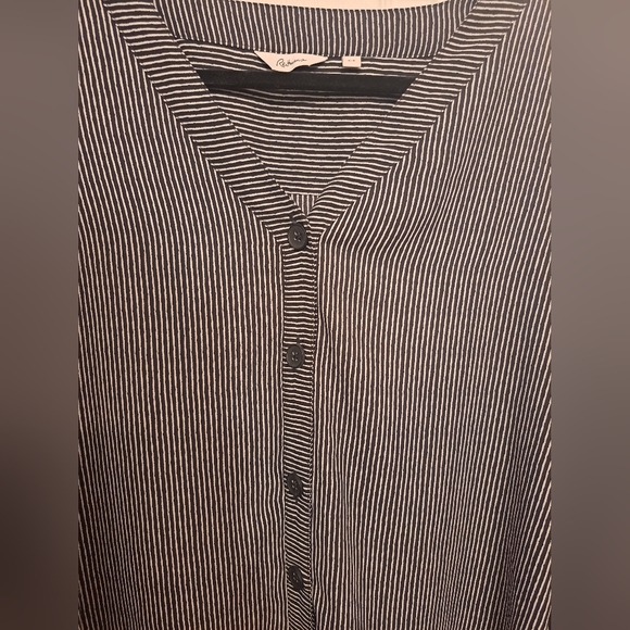 Black and white pin striped blouse. Slight oversized fit. - Picture 2 of 4